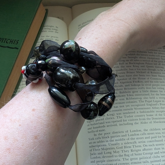 Elegant Black Beaded Bracelet - Picture 2 of 13